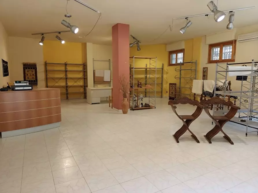 Immagine 12 di Negozio in vendita  in Via Sebastiano Satta a Alghero