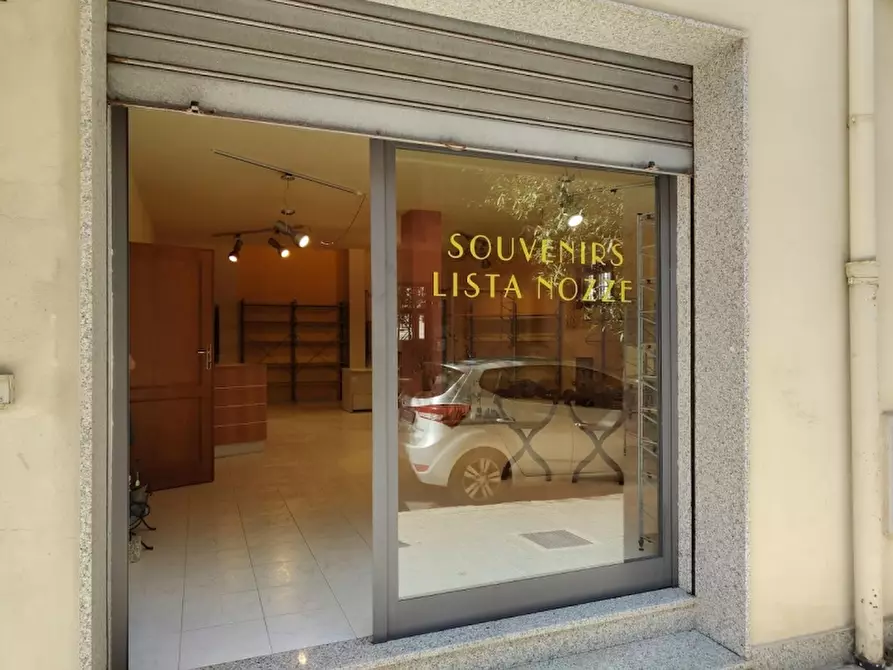 Immagine 2 di Negozio in vendita  in Via Sebastiano Satta a Alghero