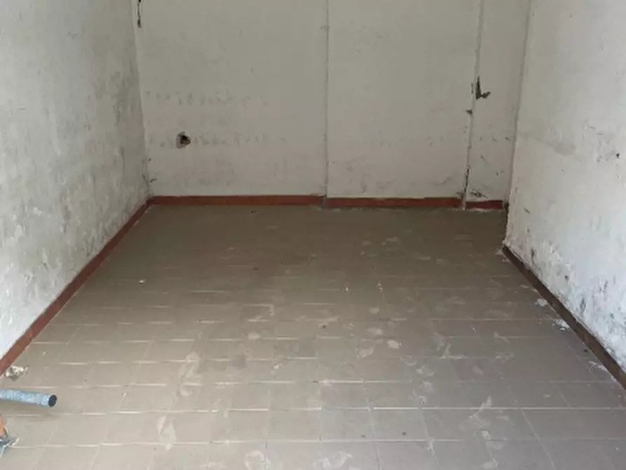 Immagine 3 di Locale commerciale in vendita  in via  acerbo 60 a Lusciano