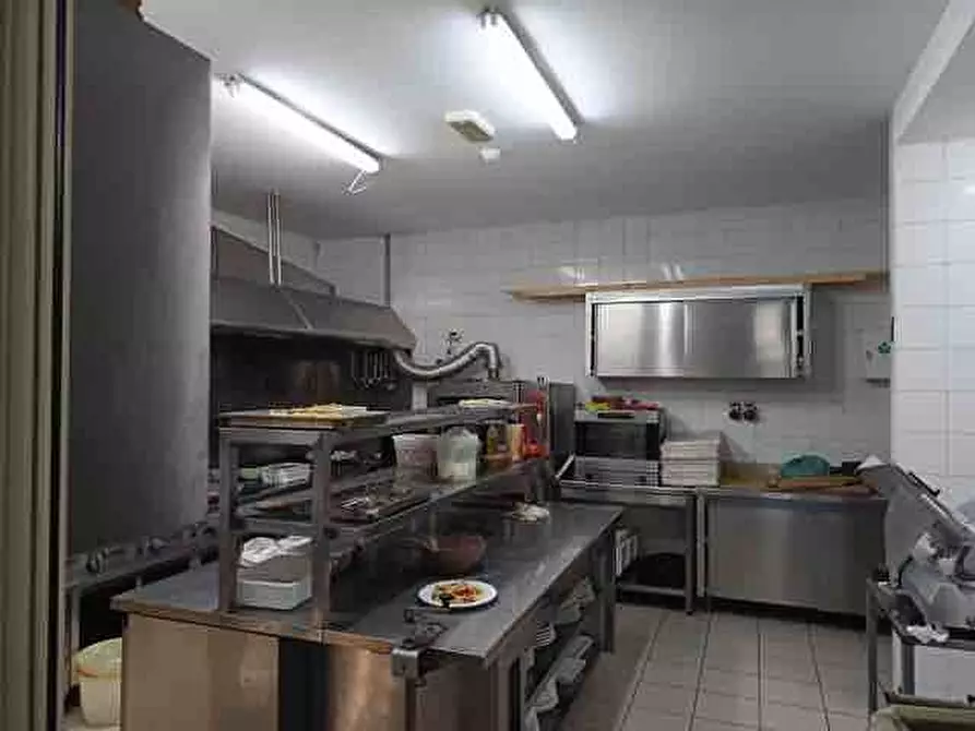 Immagine 3 di Attività commerciale in vendita  in VIA  OLIMPICO 220 a Aversa