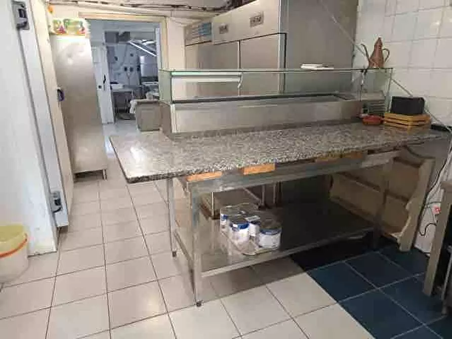 Immagine 4 di Attività commerciale in vendita  in VIA  OLIMPICO 220 a Aversa