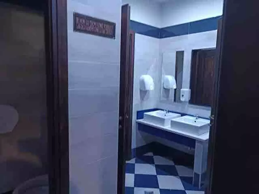 Immagine 12 di Attività commerciale in vendita  in VIA  OLIMPICO 220 a Aversa