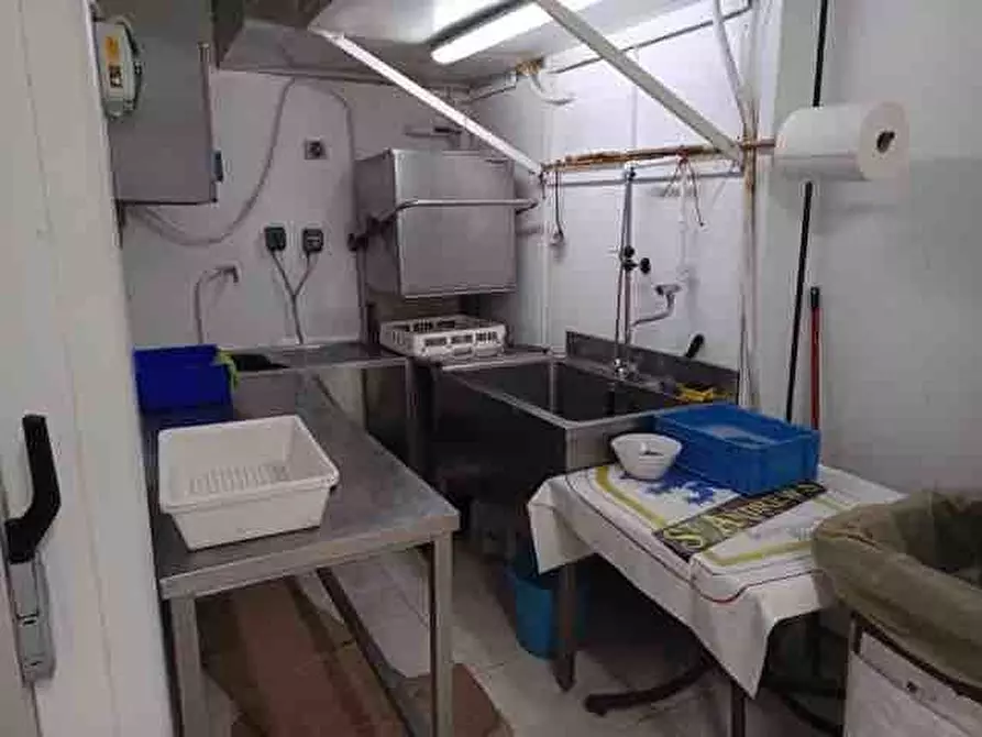 Immagine 13 di Attività commerciale in vendita  in VIA  OLIMPICO 220 a Aversa