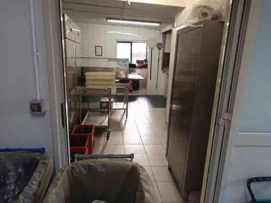 Immagine 15 di Attività commerciale in vendita  in VIA  OLIMPICO 220 a Aversa