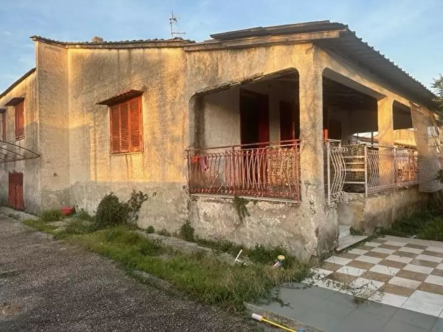 Immagine 1 di Villa in vendita  in VIA FIUME 9 a Castel Volturno