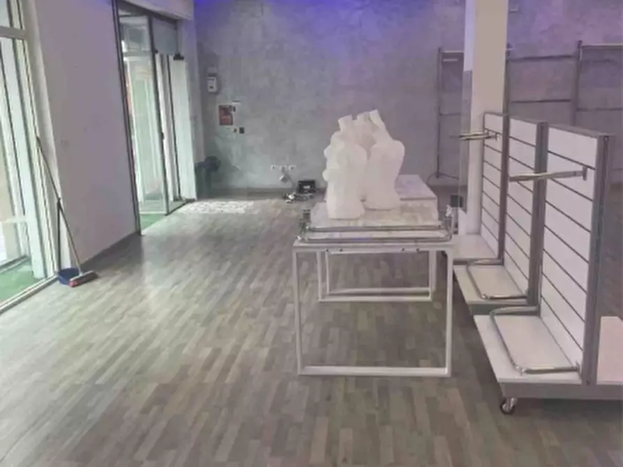 Immagine 1 di Locale commerciale in vendita  in VIA  ROMA 150 a Trentola Ducenta