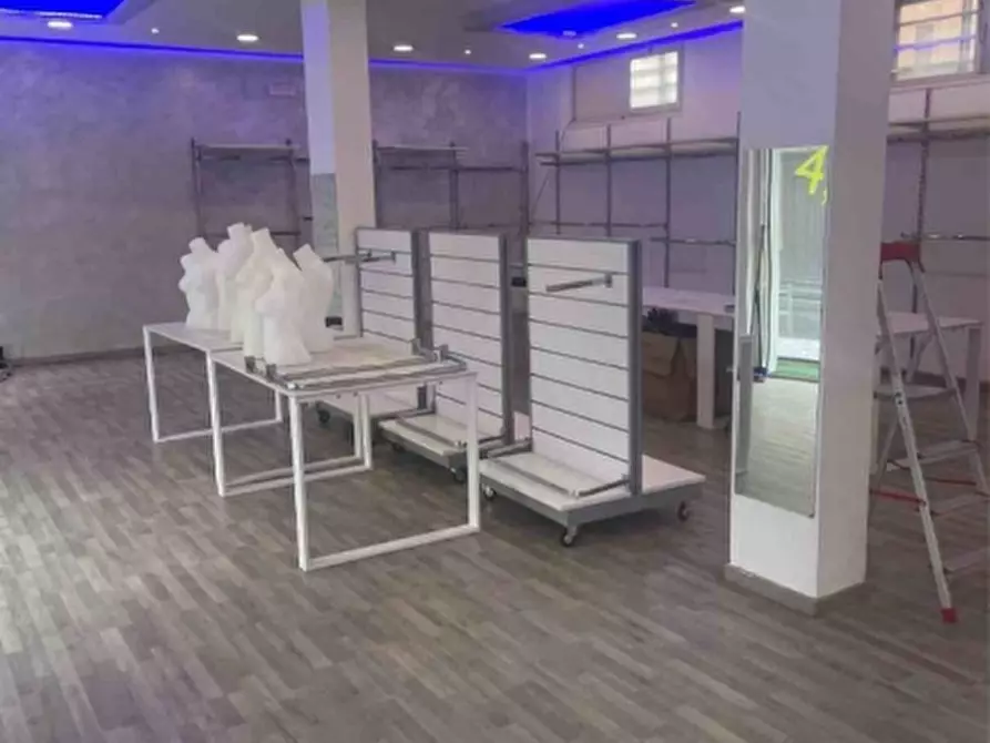 Immagine 2 di Locale commerciale in vendita  in VIA  ROMA 150 a Trentola Ducenta