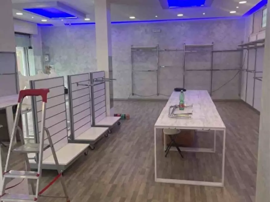 Immagine 3 di Locale commerciale in vendita  in VIA  ROMA 150 a Trentola Ducenta