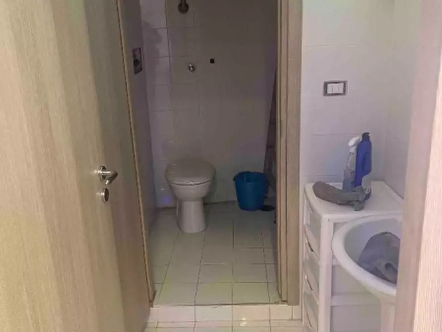 Immagine 4 di Locale commerciale in vendita  in VIA  ROMA 150 a Trentola Ducenta