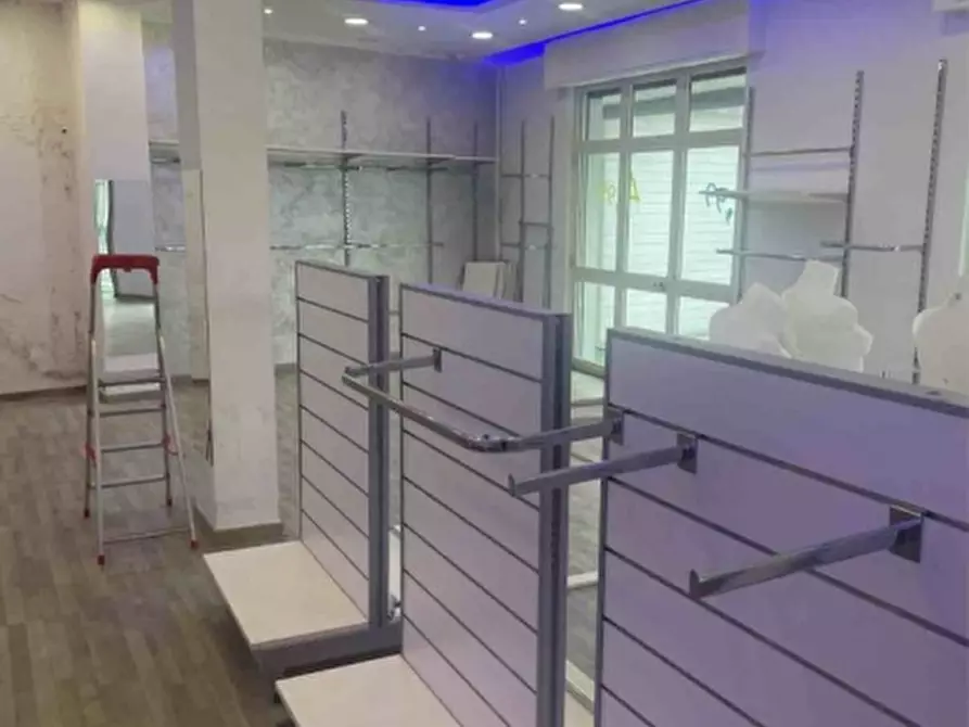 Immagine 5 di Locale commerciale in vendita  in VIA  ROMA 150 a Trentola Ducenta