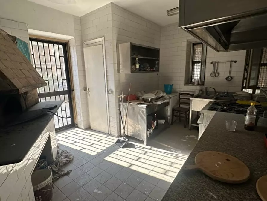 Immagine 4 di Locale commerciale in affitto  in VIA TESCIONE 66 a Caserta