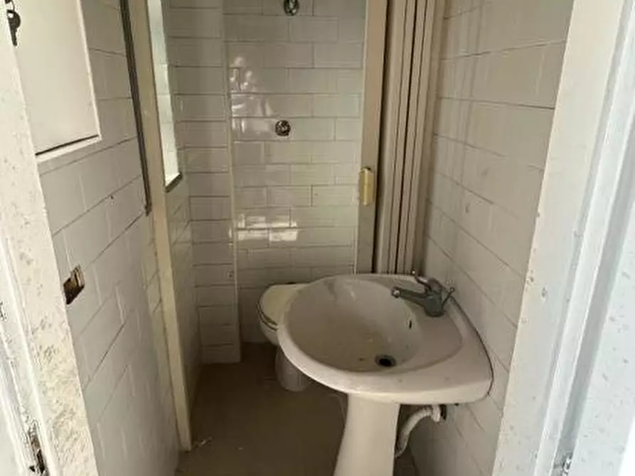 Immagine 5 di Locale commerciale in affitto  in VIA TESCIONE 66 a Caserta