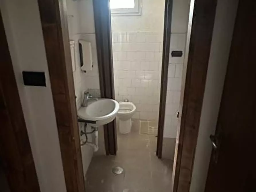 Immagine 6 di Locale commerciale in affitto  in VIA TESCIONE 66 a Caserta