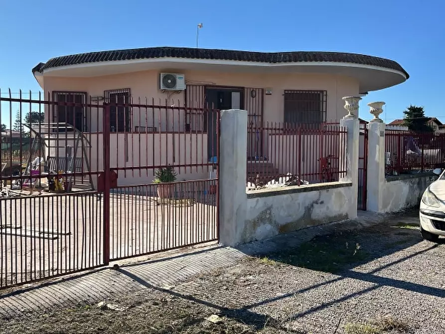 Immagine 1 di Villa in vendita  in VIA MONZA a Castel Volturno