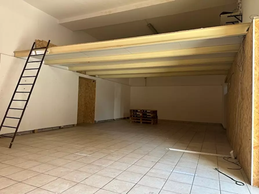 Immagine 1 di Locale commerciale in affitto  in corso italia a San Marcellino