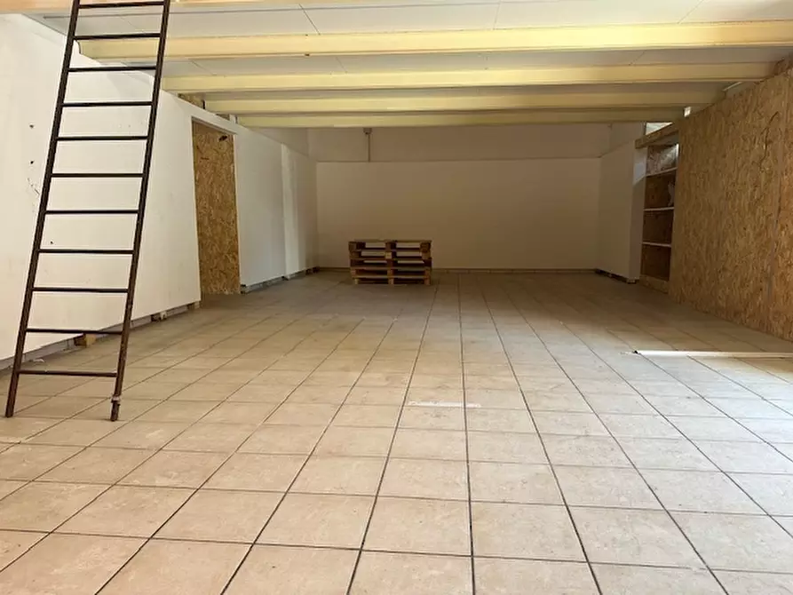 Immagine 4 di Locale commerciale in affitto  in corso italia a San Marcellino