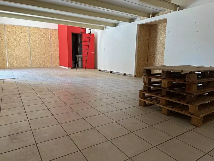 Immagine 5 di Locale commerciale in affitto  in corso italia a San Marcellino