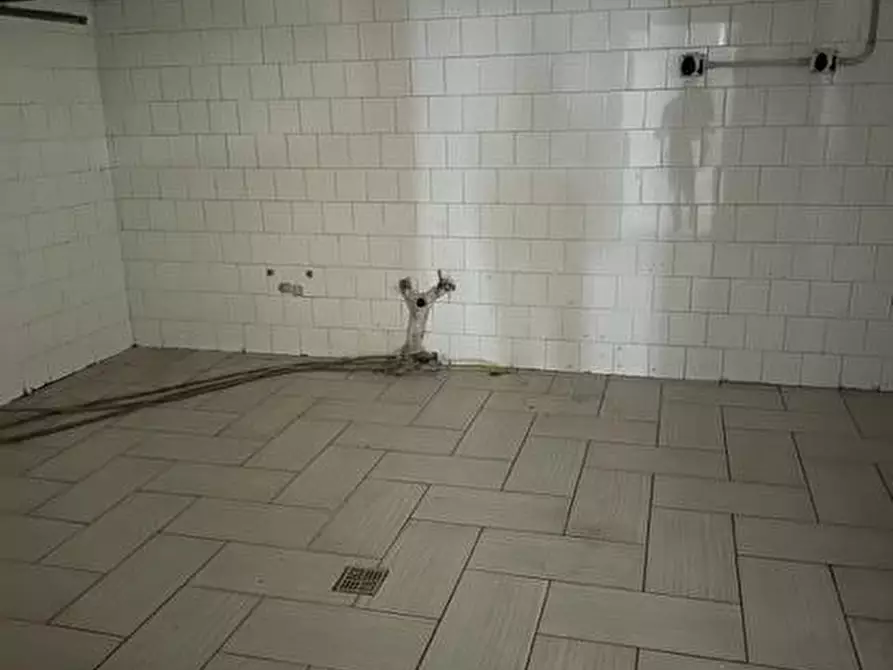 Immagine 3 di Locale commerciale in affitto  in via circumvallazione a Trentola Ducenta