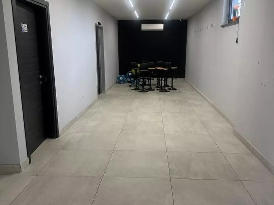 Immagine 8 di Locale commerciale in affitto  in Via 4 novembre a Trentola Ducenta