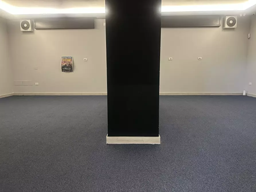 Immagine 5 di Locale commerciale in affitto  in Via 4 novembre a Trentola Ducenta