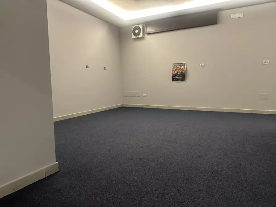 Immagine 6 di Locale commerciale in affitto  in Via 4 novembre a Trentola Ducenta