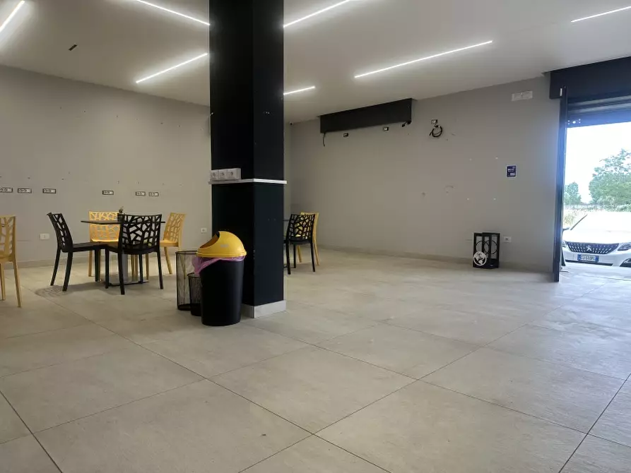 Immagine 12 di Locale commerciale in affitto  in Via 4 novembre a Trentola Ducenta