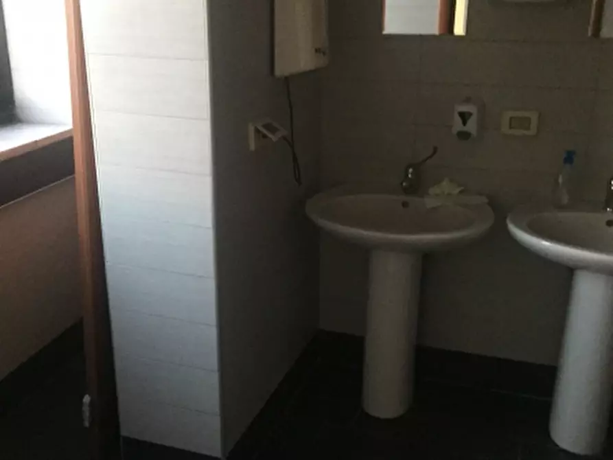 Immagine 4 di Locale commerciale in affitto  in via  antonio gramisci snc a Aversa