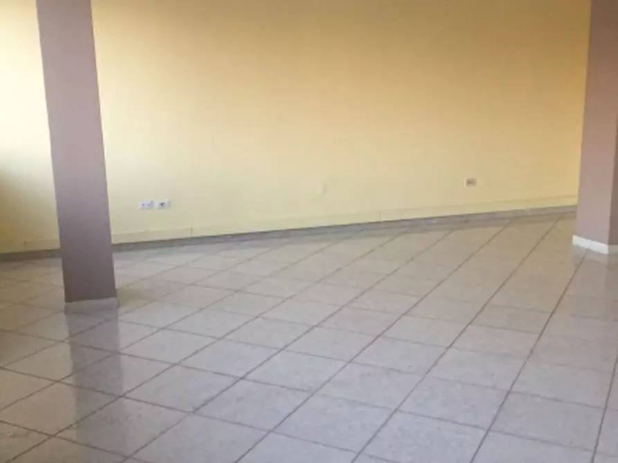 Immagine 10 di Locale commerciale in affitto  in via  antonio gramisci snc a Aversa