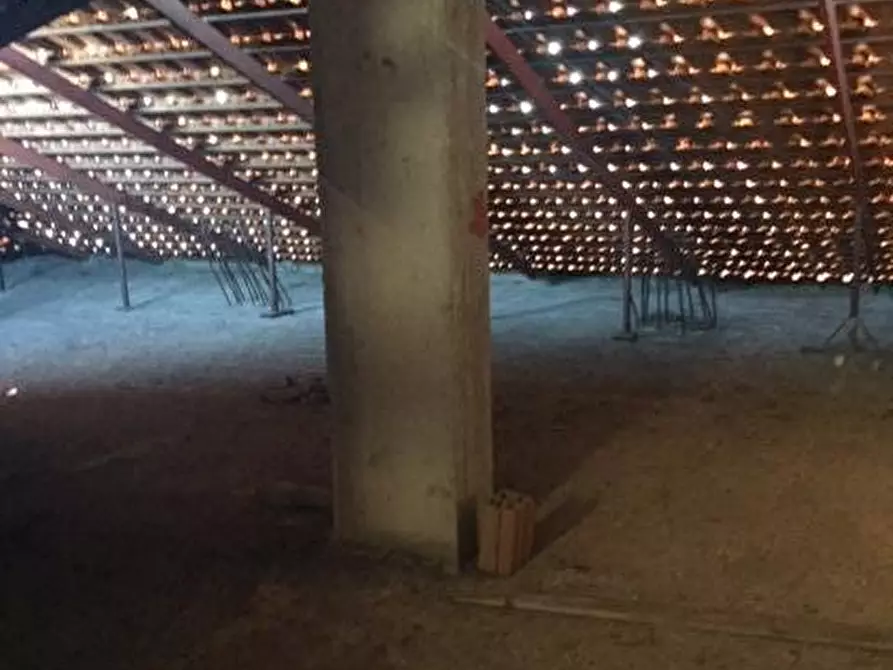 Immagine 21 di Palazzo in vendita  in via  Gabriele D'annunzio a Carinaro