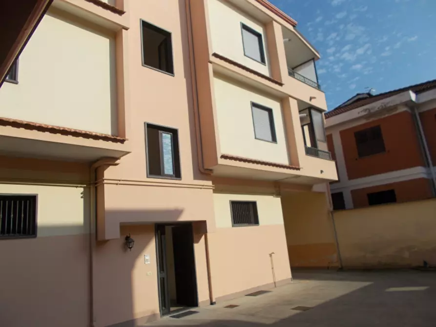 Immagine 1 di Appartamento in vendita  in via  giulio   cesare a Villa Di Briano