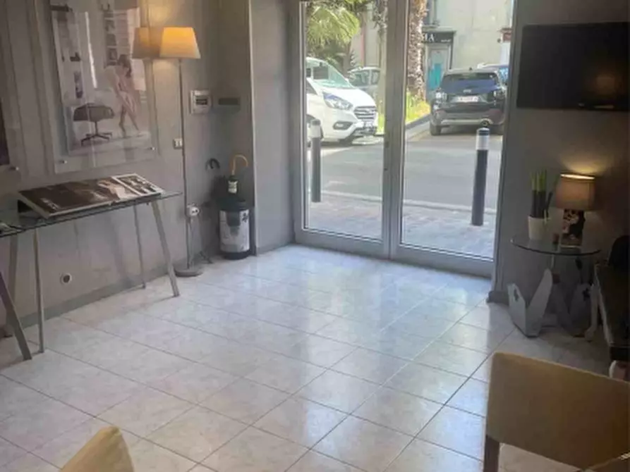 Immagine 2 di Locale commerciale in vendita  in VIA COSTANTINOPOLI a Aversa