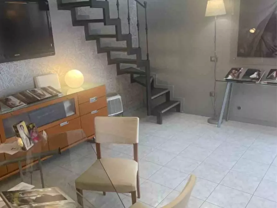 Immagine 8 di Locale commerciale in vendita  in VIA COSTANTINOPOLI a Aversa