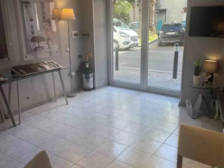 Immagine 9 di Locale commerciale in vendita  in VIA COSTANTINOPOLI a Aversa