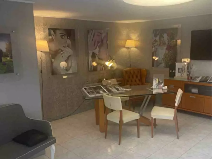 Immagine 1 di Locale commerciale in vendita  in VIA COSTANTINOPOLI a Aversa