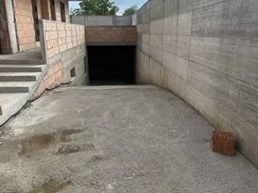 Immagine 2 di Palazzo in vendita  a Parete