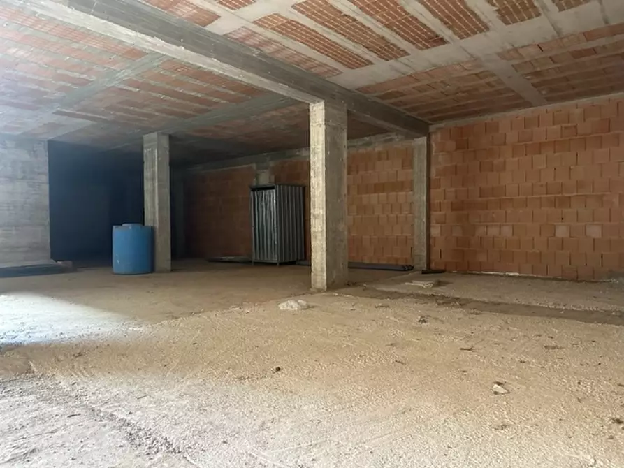 Immagine 3 di Palazzo in vendita  a Parete