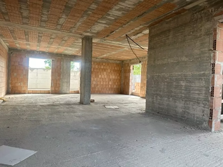 Immagine 8 di Palazzo in vendita  a Parete