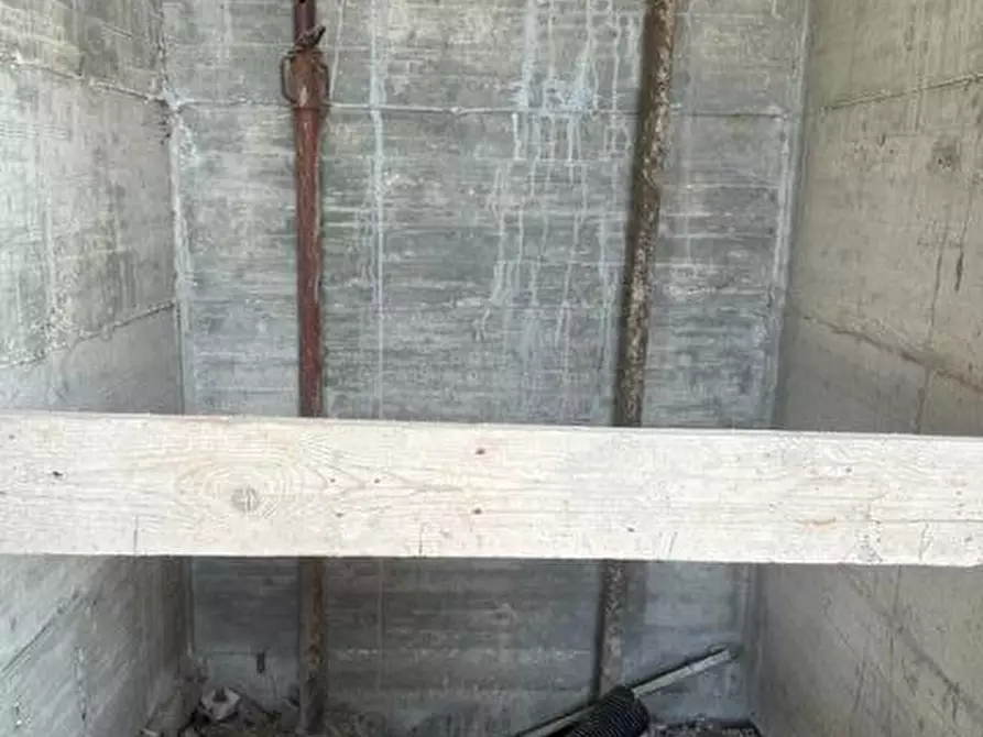 Immagine 9 di Palazzo in vendita  a Parete