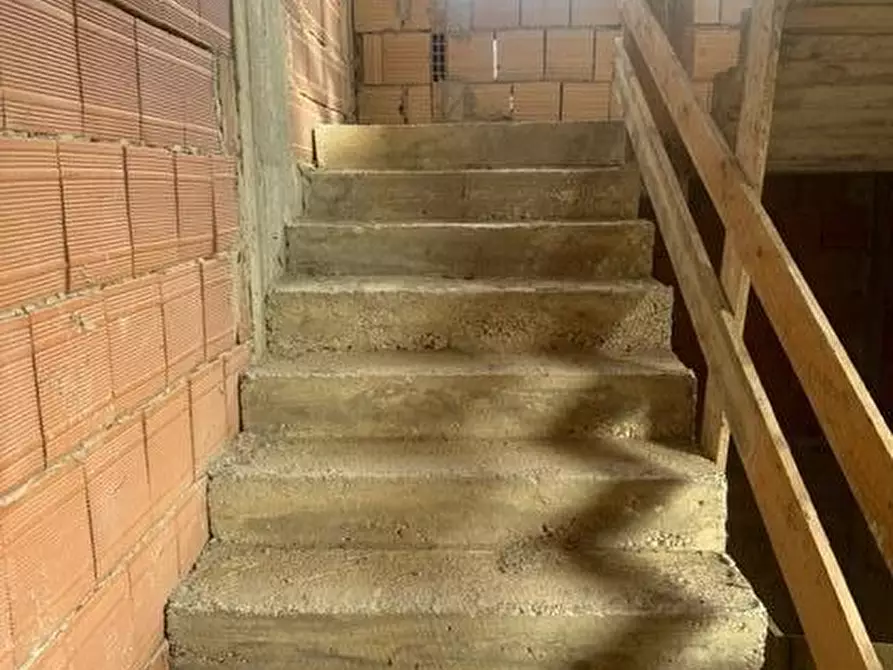 Immagine 10 di Palazzo in vendita  a Parete