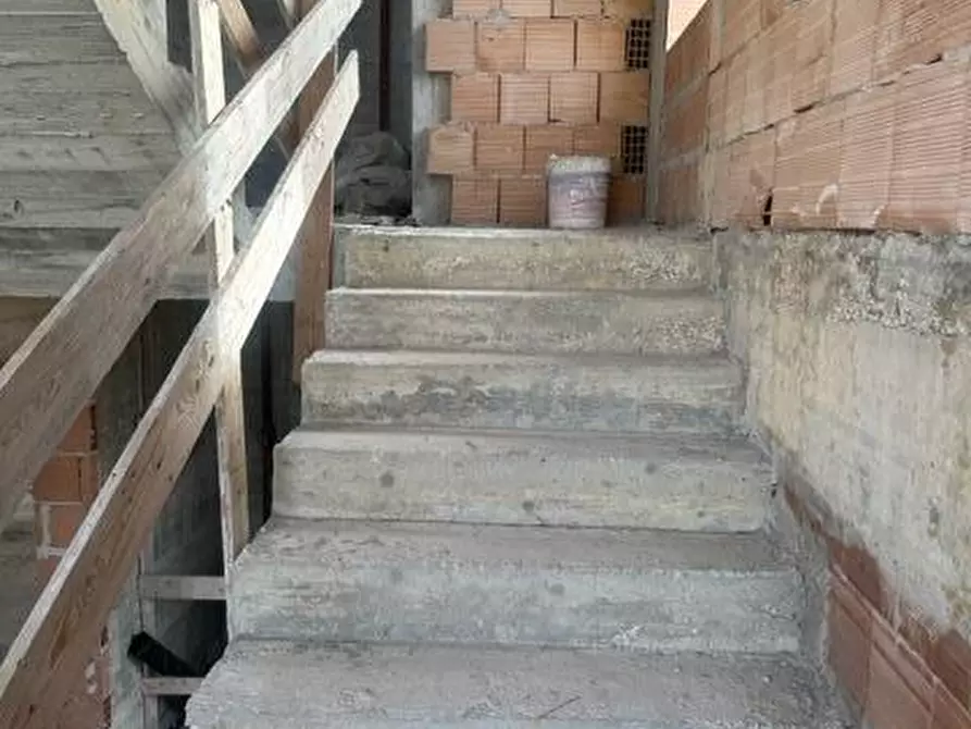 Immagine 11 di Palazzo in vendita  a Parete