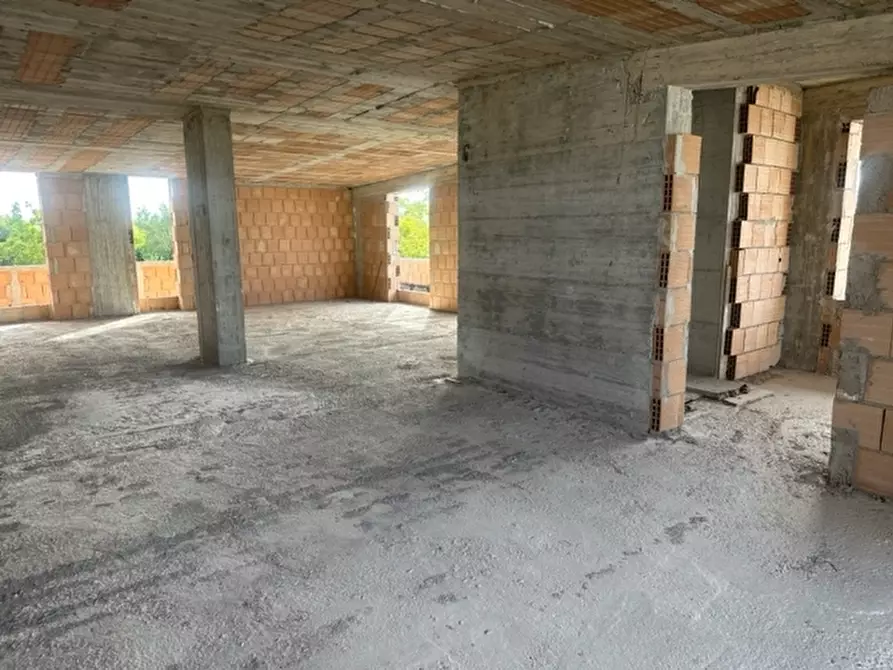 Immagine 14 di Palazzo in vendita  a Parete