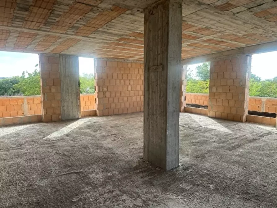 Immagine 15 di Palazzo in vendita  a Parete