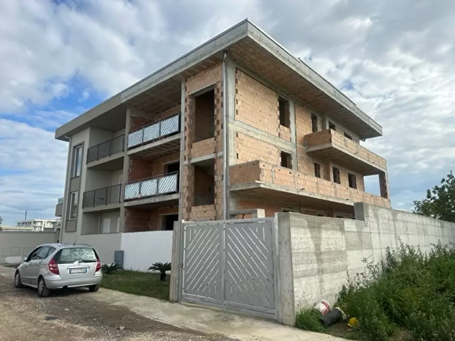 Immagine 1 di Palazzo in vendita  a Parete