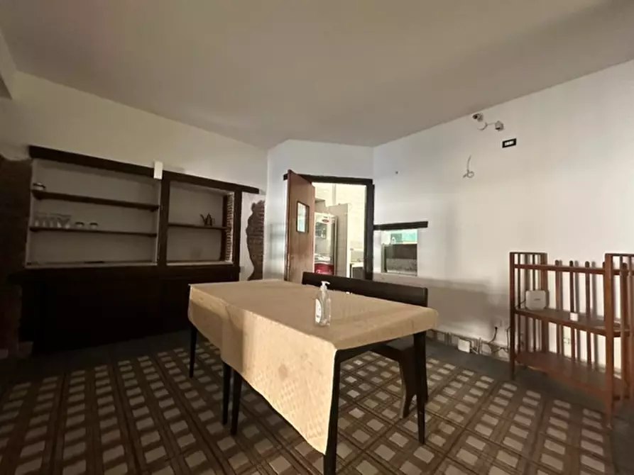 Immagine 3 di Locale commerciale in vendita  in VIA TESCIONE 66 a Caserta