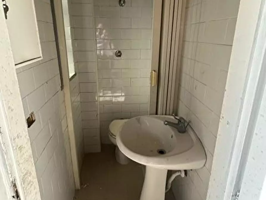 Immagine 5 di Locale commerciale in vendita  in VIA TESCIONE 66 a Caserta