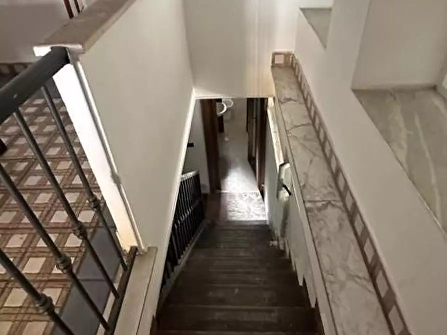 Immagine 7 di Locale commerciale in vendita  in VIA TESCIONE 66 a Caserta