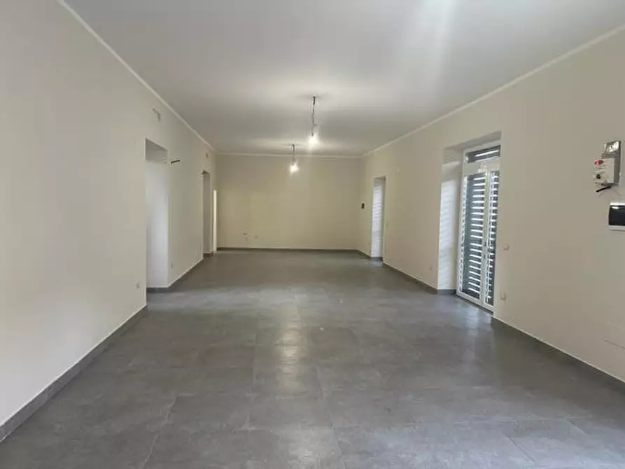 Immagine 5 di Locale commerciale in affitto  in VIA DELLA REPUBBLICA a Parete