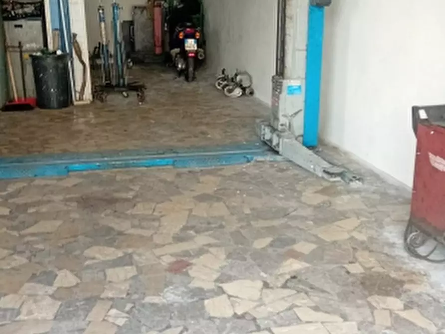 Immagine 2 di Locale commerciale in affitto  in VIALE EUROPA 393 a Aversa