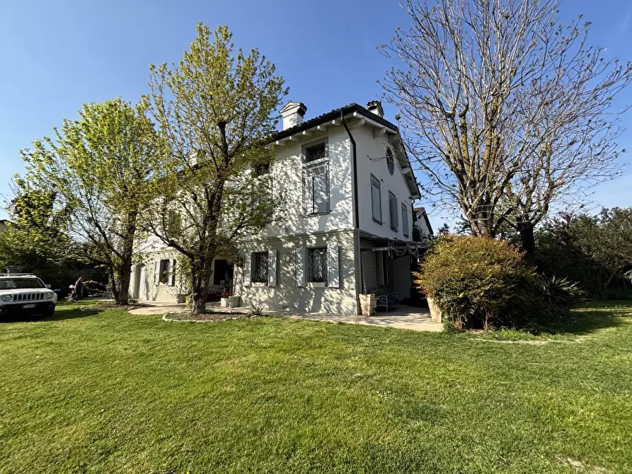 Immagine 1 di Villa in vendita  a Carpi
