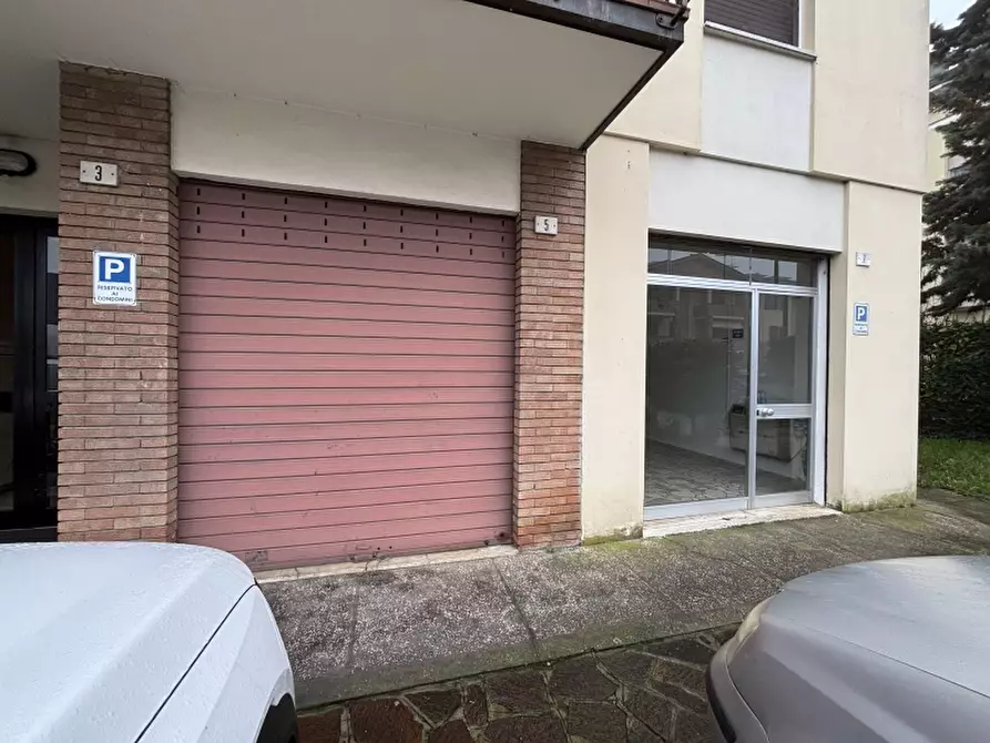 Immagine 12 di Negozio in vendita  a Carpi
